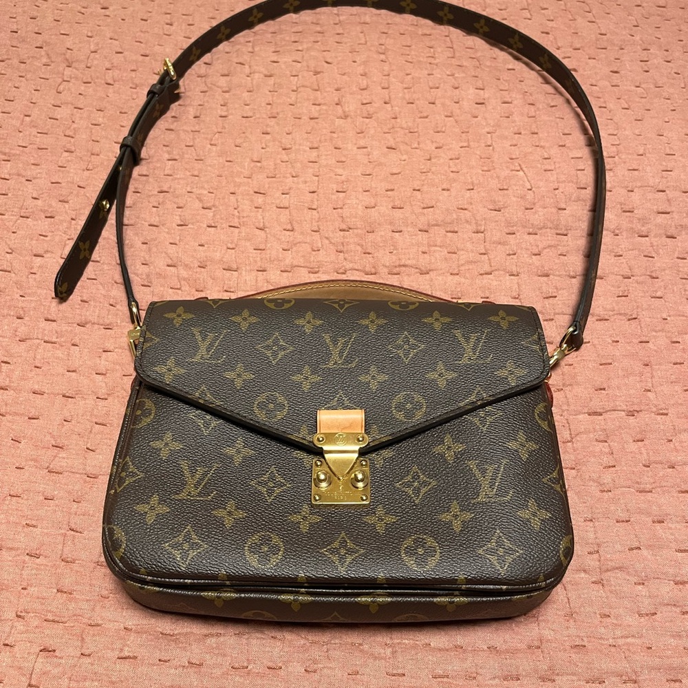 Louis Vuitton Authentic Pochette Métis - great condition!